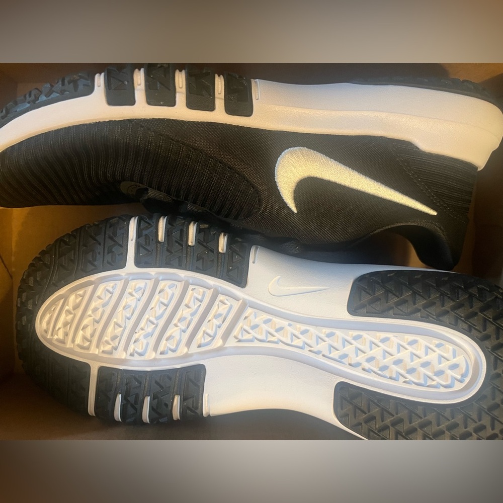 Nike new Men's Black and White flex control size 9.5 no box